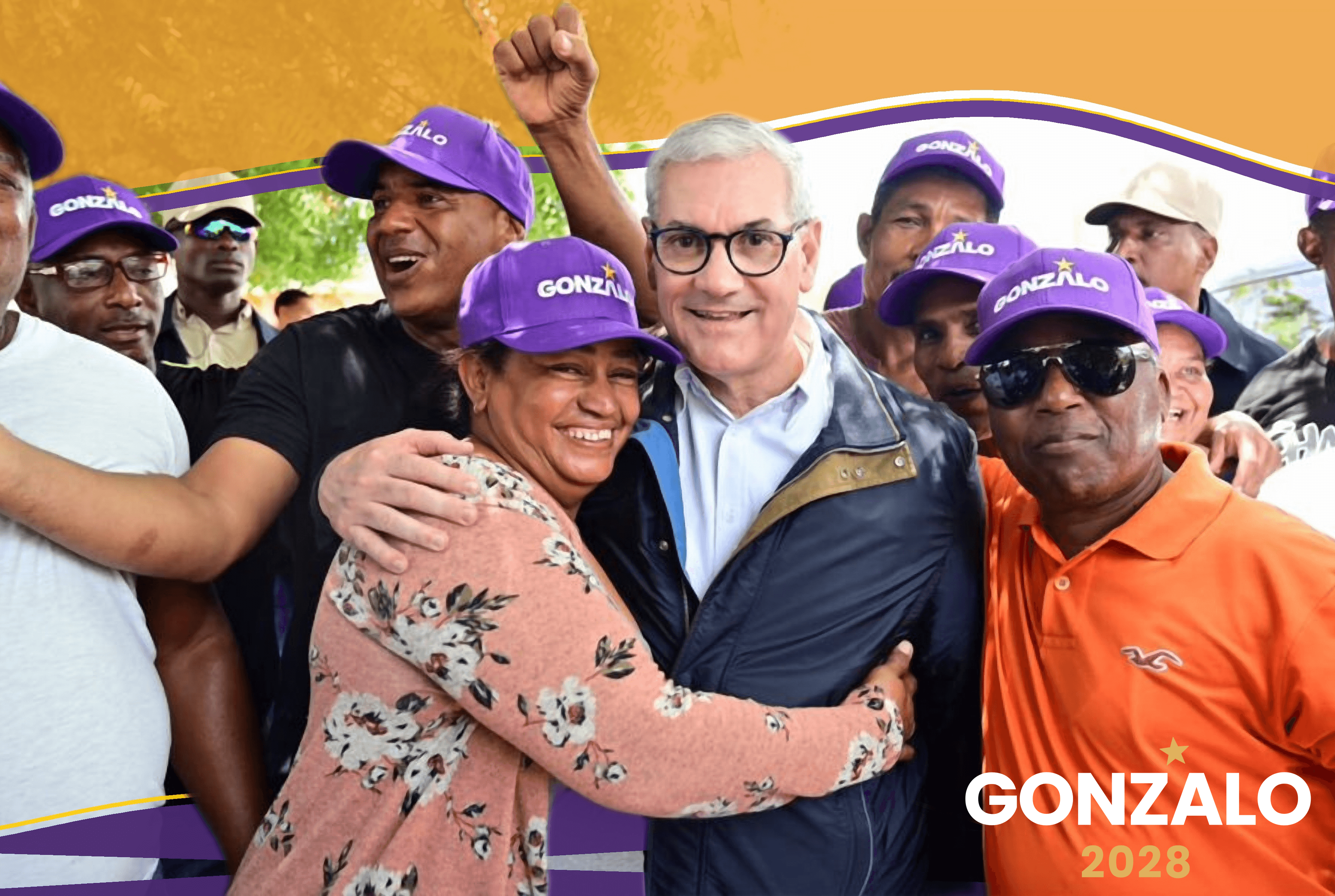Gonzalo Castillo abrazando a simpatizantes en un evento de campaña